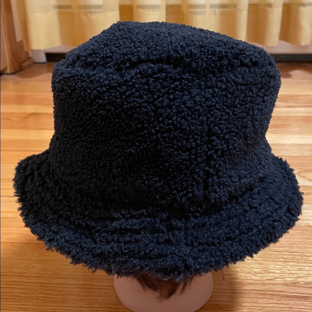 NWT Urban Outfitters Fuzzy Sherpa Black Bucket Hat Unisex (Brand New) - Picture 2 of 8